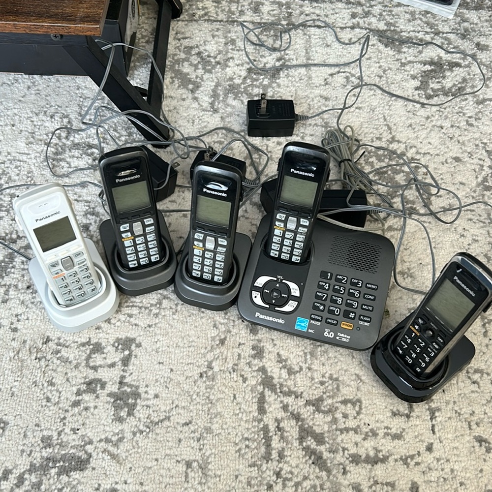 Cordless phone system with answering machine. Expandable! Panasonic KX-TG6441